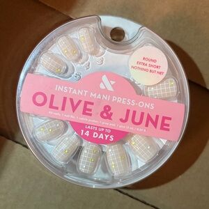 Olive & June Instant Mani Press-Ons Extra Short Round Nothing But Net